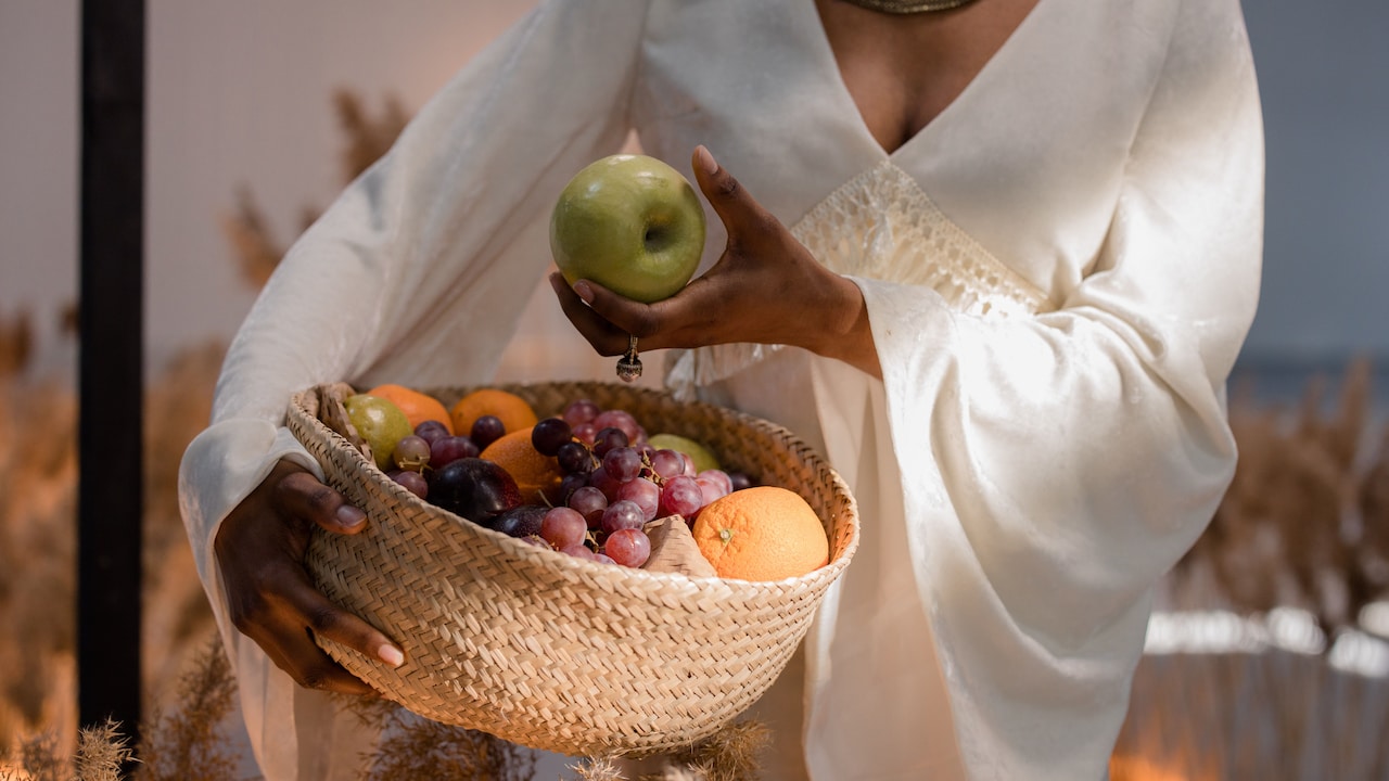 A neat fruit basket on a kitchen counter keeps fruit fresh, dust-free, and easy to reach