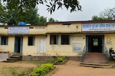 डर के साये में भविष्य! प्लास्टिक के सहारे &lsquo;स्मार्ट क्लास', पानी में भीग रही किताबें, हैरान कर देगी ये तस्वीरें