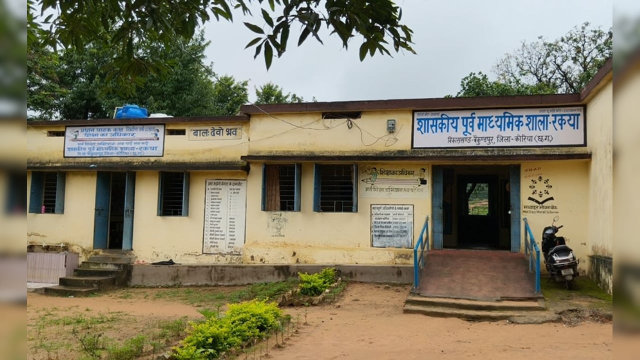डर के साये में भविष्य! प्लास्टिक के सहारे ‘स्मार्ट क्लास’, पानी में भीग रही किताबें, हैरान कर देगी ये तस्वीरें