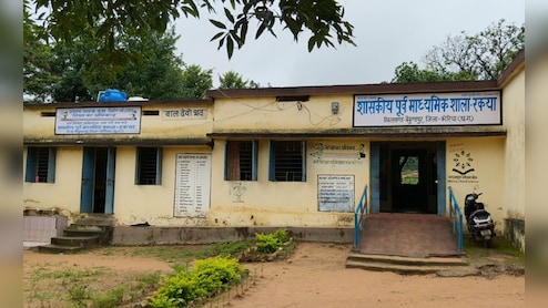 डर के साये में भविष्य! प्लास्टिक के सहारे &lsquo;स्मार्ट क्लास&rsquo;, पानी में भीग रही किताबें, हैरान कर देगी ये तस्वीरें