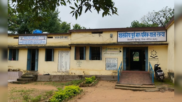 डर के साये में भविष्य! प्लास्टिक के सहारे &lsquo;स्मार्ट क्लास&rsquo;, पानी में भीग रही किताबें, हैरान कर देगी ये तस्वीरें