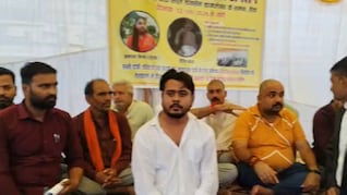 'जब तक FIR नहीं, तब तक देंगे धरना': रीवा में प्रसूता कल्पना मिश्रा की मौत का मामला, चौराहे पर बैठे पिता