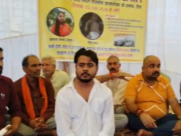 'जब तक FIR नहीं, तब तक देंगे धरना': रीवा में प्रसूता कल्पना मिश्रा की मौत का मामला, चौराहे पर बैठे पिता