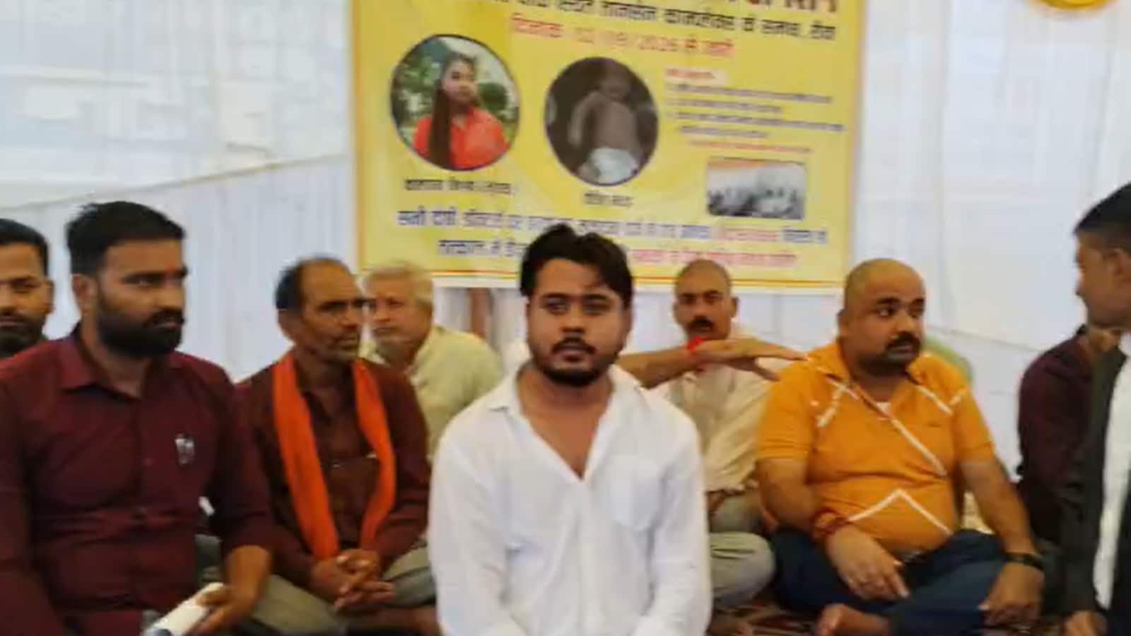 जब तक FIR नहीं, तब तक देंगे धरना': रीवा में प्रसूता कल्पना मिश्रा की मौत का मामला, चौराहे पर बैठे पिता | rewa sanjay gandhi hospital kalpana mishra maternity death father protest