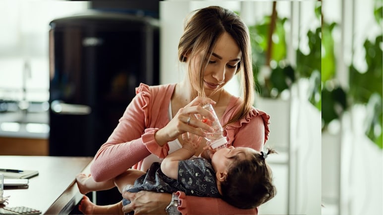 छोटे बच्चों को बोतल से दूध पिलाने का सही तरीका क्या है? Parenting Expert ने बताया कभी नहीं करनी चाहिए ये 4 गलतियां