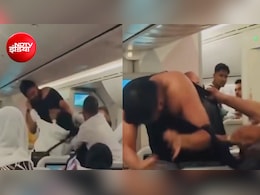 टी-शर्ट फटी, जमकर चले मुक्के; बीच आसमान में भिड़ गए यात्री, लंदन-ढाका उड़ान का VIDEO वायरल