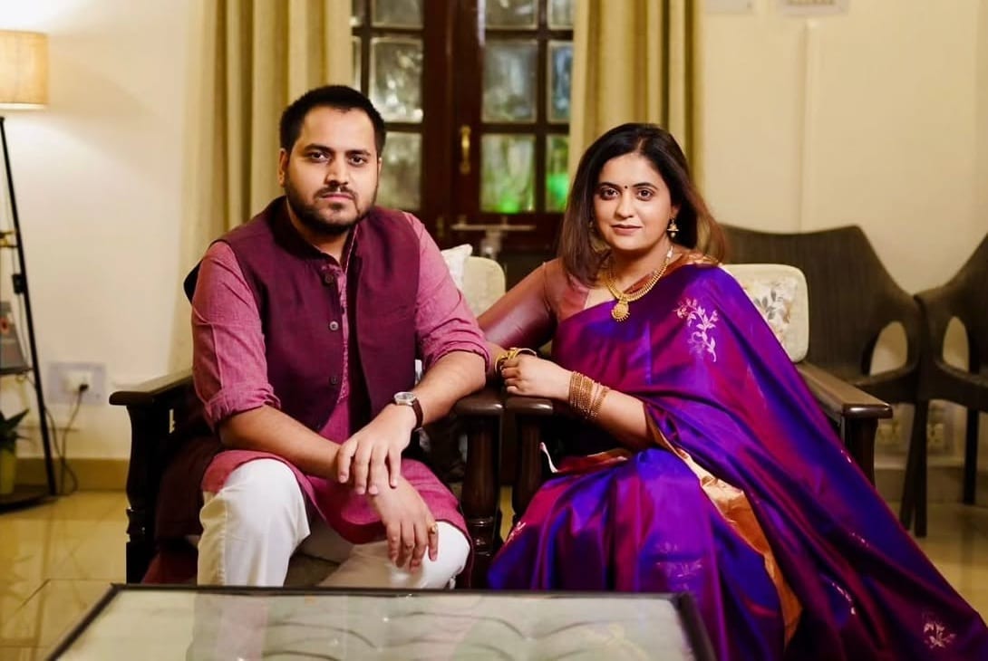 आईएएस चर्चित गौड़, आईएफएस आरुषि मिश्रा की बेटी, सोनभद्र डीएम ऑफिस में वायरल स्टोरी आईएएस चर्चित गौड़, आईएफएस आरुषि मिश्रा की बेटी, सोनभद्र डीएम ऑफिस में वायरल स्टोरी