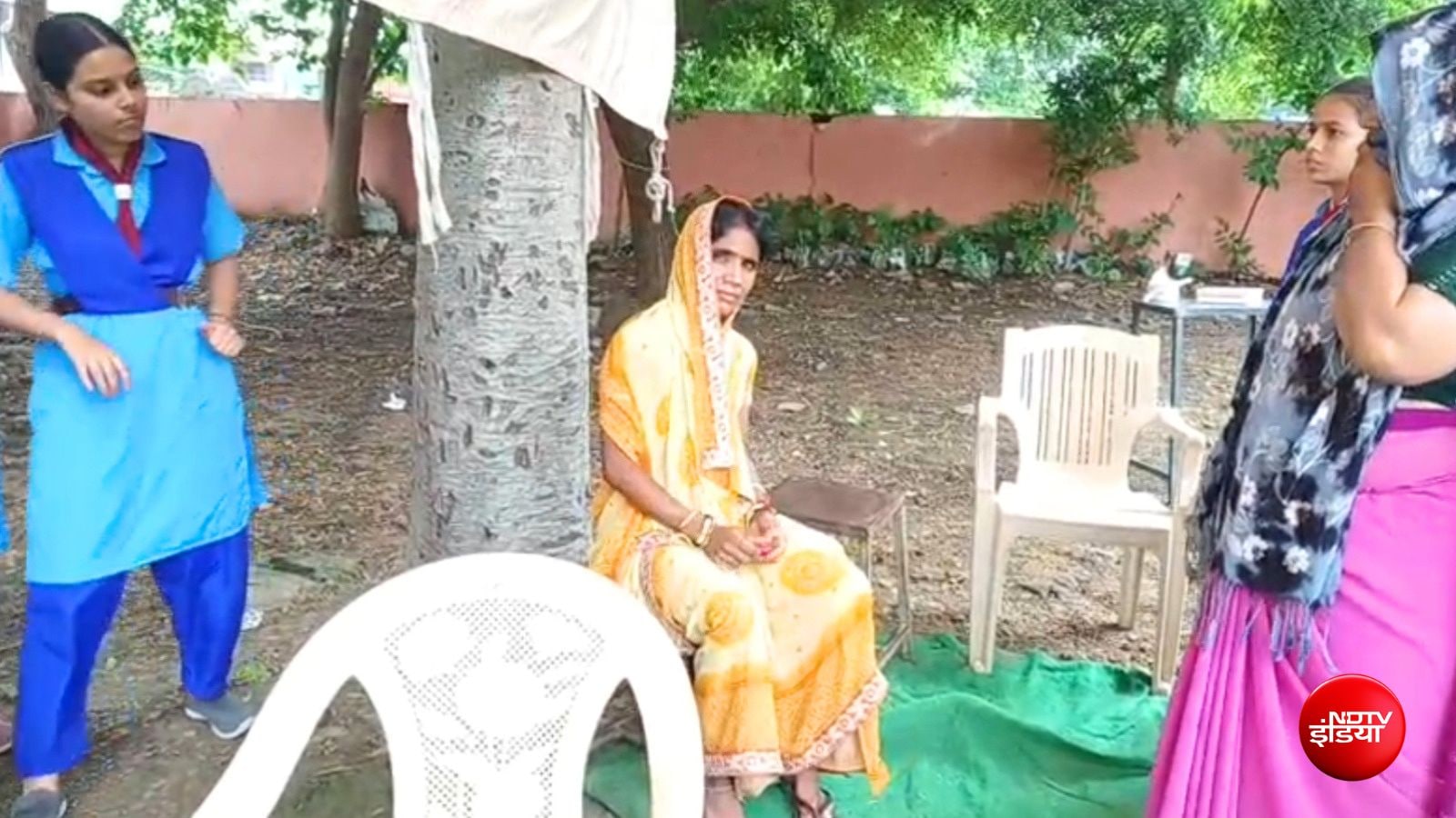 बांसवाड़ा में एक महिला पूर दूसरे का वोट देने का आरोप लगा है बांसवाड़ा में एक महिला पूर दूसरे का वोट देने का आरोप लगा है