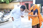 न&zwj;िकाय चुनाव: टीकाराम जूली ने डाला वोट, बुजुर्ग दादी ने स&zwj;िर पर हाथ रखकर द&zwj;िया आशीर्वाद