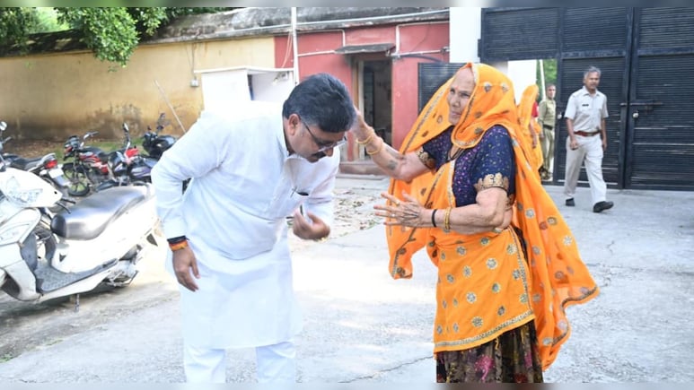 न&zwj;िकाय चुनाव: टीकाराम जूली ने डाला वोट, बुजुर्ग दादी ने स&zwj;िर पर हाथ रखकर द&zwj;िया आशीर्वाद&nbsp;