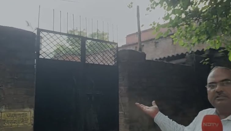 आजमगढ़ के शंभूपुर गांव में अरविंद सिंह का घर. आजमगढ़ के शंभूपुर गांव में अरविंद सिंह का घर.