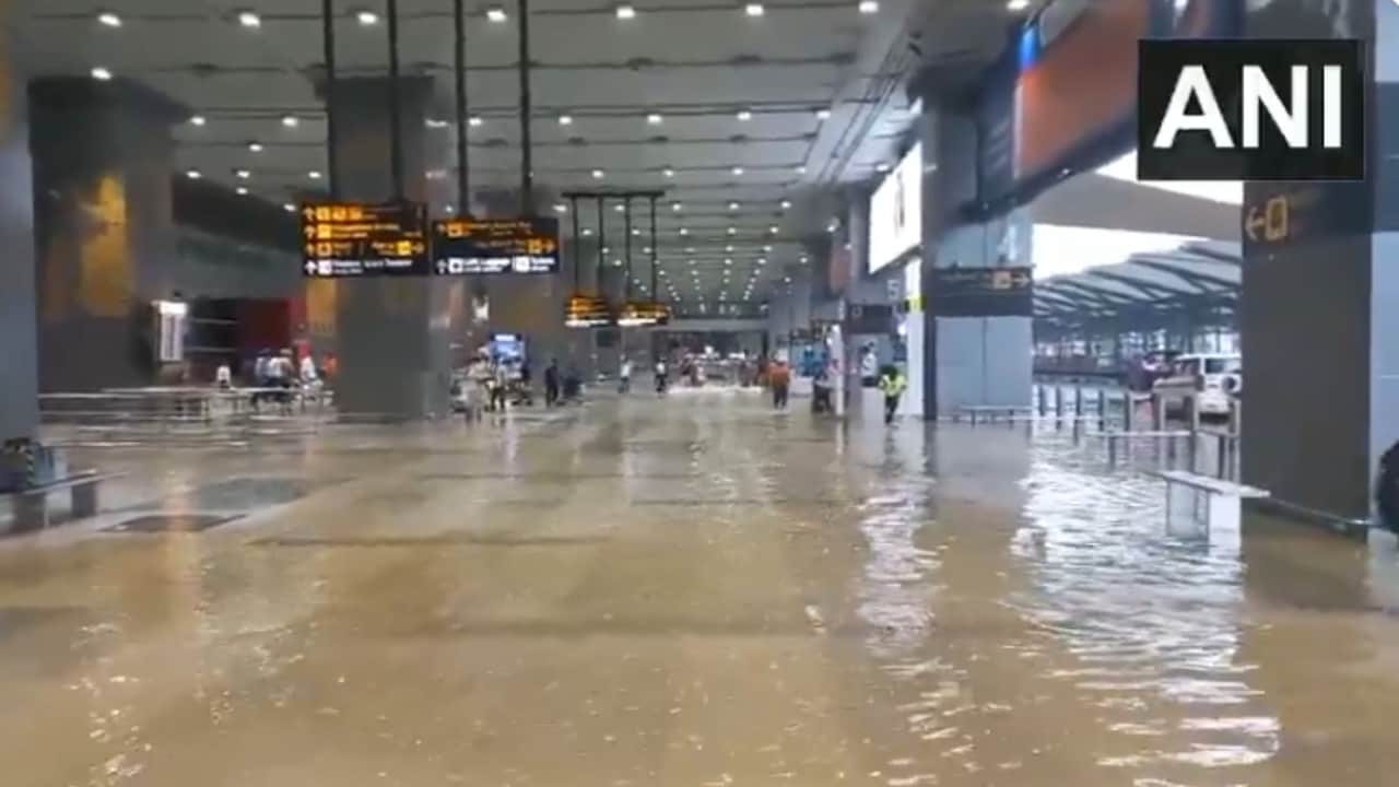 दिल्ली एयरपोर्ट में भरा बारिश का पानी, IGI के टर्मिनल-3 पर जलभराव, पानी के बीच गुजरते दिखे यात्री