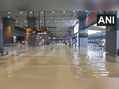 दिल्ली एयरपोर्ट में भरा बारिश का पानी, IGI के टर्मिनल-3 पर जलभराव, पानी के बीच गुजरते दिखे यात्री