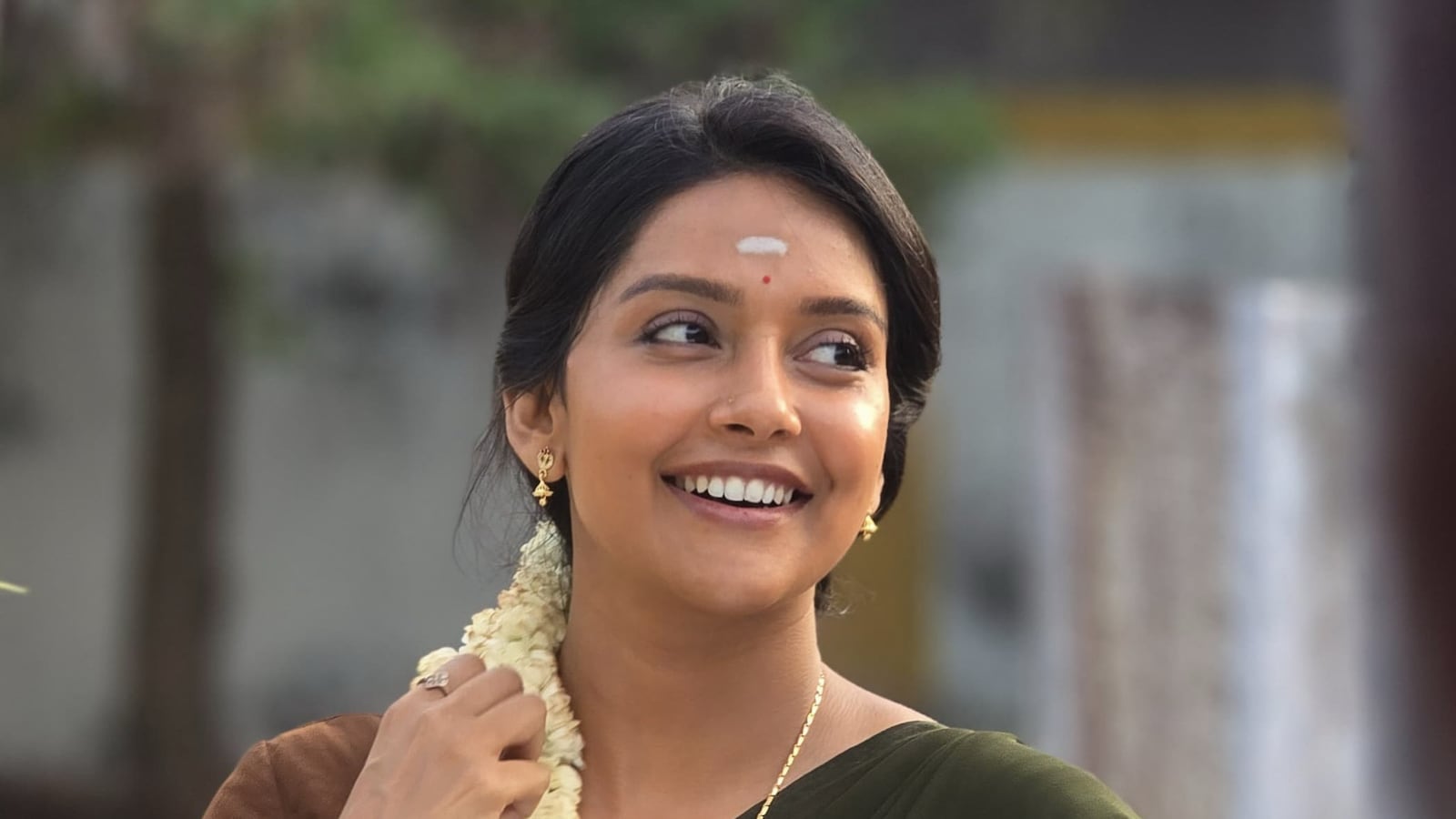 Mahima Nambiar Returns to Shoot Six Days After Facial Surgery for Mandaadi