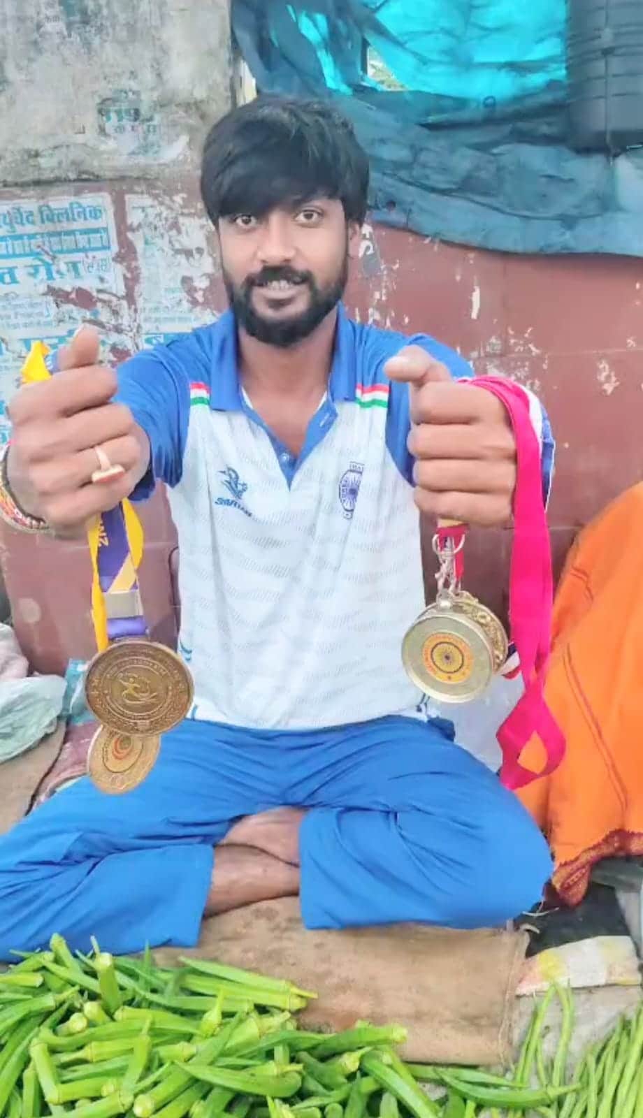 अमरदीप परिवार की जरूरतें पूरी करने के लिए सब्जियां बेचने को मजूबर हैं.