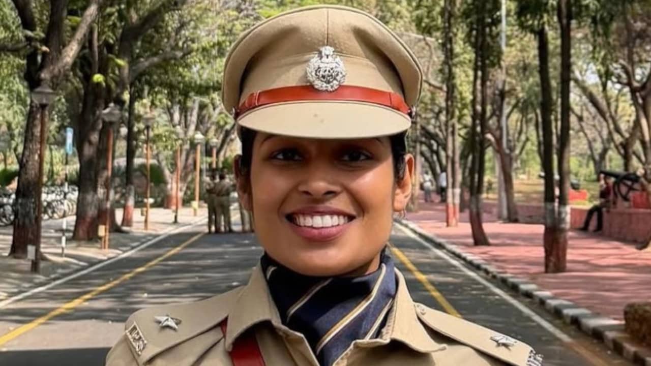 IPS कुहू गर्ग ने आपदा को बनाया अवसर: चोट से बेड रेस्ट पर आईं, फिर DGP पिता के रिटायरमेंट पर रचा इतिहास