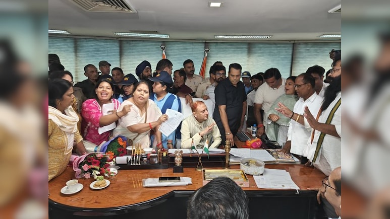 Slogans, Torn Kurtas In AAP vs BJP During Delhi Civic Body Panel Election
