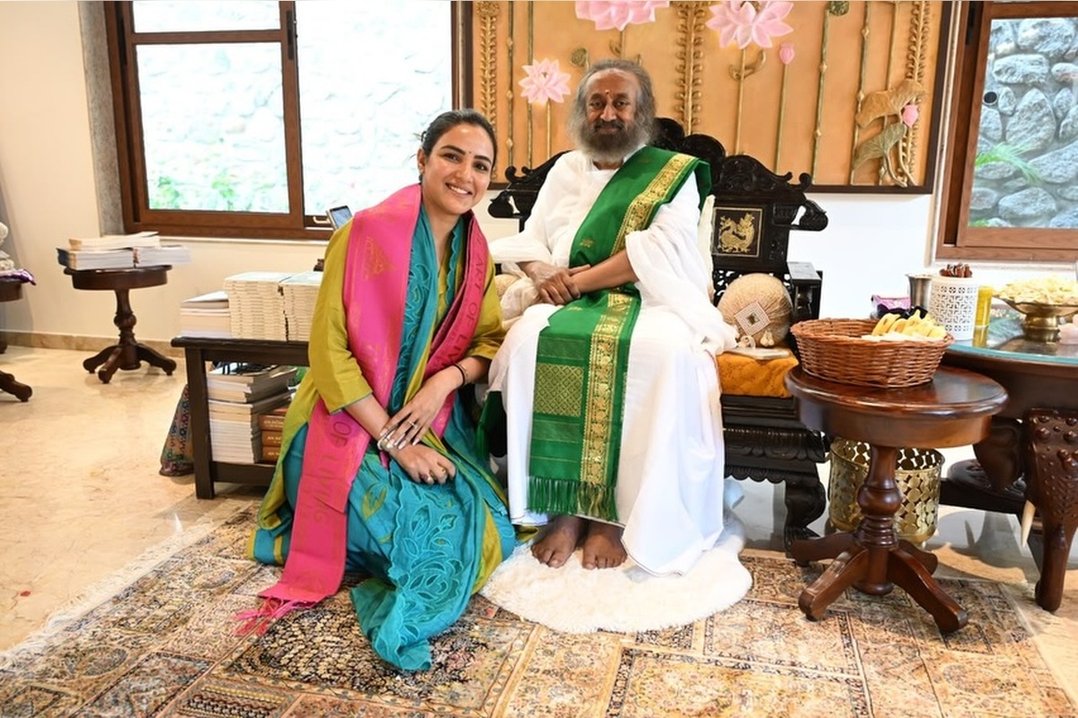 Jasmin Bhasin Calls Meeting With Sri Sri Ravi Shankar A Blessing During Difficult Phase