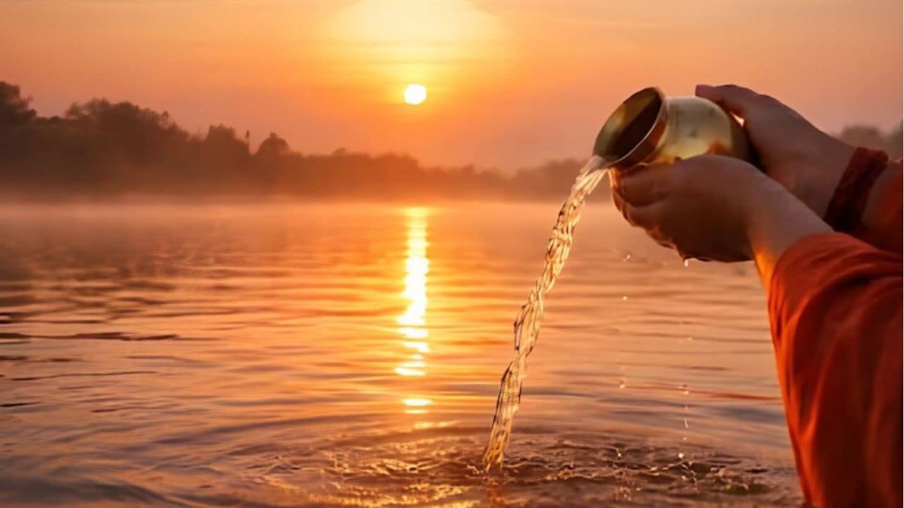 सूर्यदेव को जल देते समय क्या बोलना चाहिए? आज रविवार को इस विधि से चढ़ाएं जल, पढ़ें सूर्यदेव की आरती
