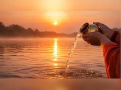 सूर्यदेव को जल देते समय क्या बोलना चाहिए? आज रविवार को इस विधि से चढ़ाएं जल, पढ़ें सूर्यदेव की आरती