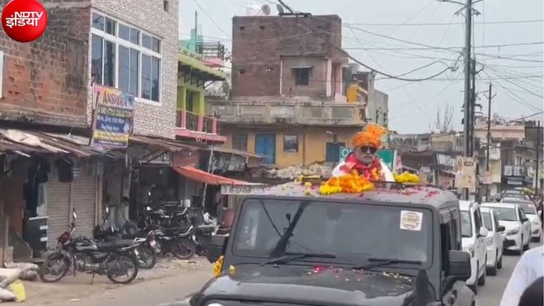 पटवारी का नेता वाला अंदाज: विदाई में थार में सवार हुए विजय शंकर दुबे, पीछे चला 200 गाड़ियों का काफिला &nbsp;