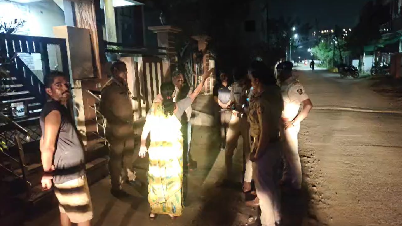 घर के बाहर मौजूद पुलिस को जानकारी देती महिला