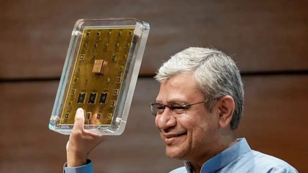 भारत में बने सेमीकंडक्टर को दिखाते सूचना प्रसारण मंत्री अश्विनी वैष्णव.