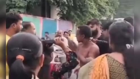 रेपिस्ट की सरेराह पिटाई, पीड़िता को जबरदस्ती गाड़ी में बैठा रहा था आरोपी, शोर मचाने पर लोगों ने बचाया
