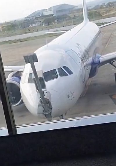 A front angle shows the plane hitting the pole at the Srinagar airport A front angle shows the plane hitting the pole at the Srinagar airport