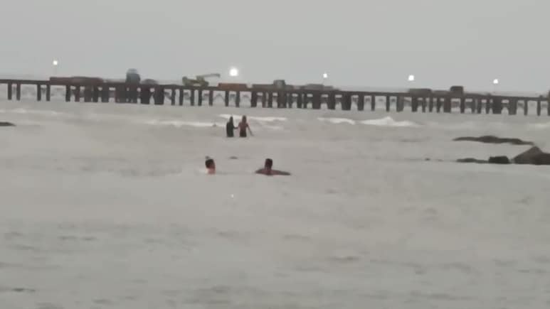 Caught On Camera: Jharkhand Youth Jumps Into Mumbai Sea In Suicide Attempt, Police Rescue Him