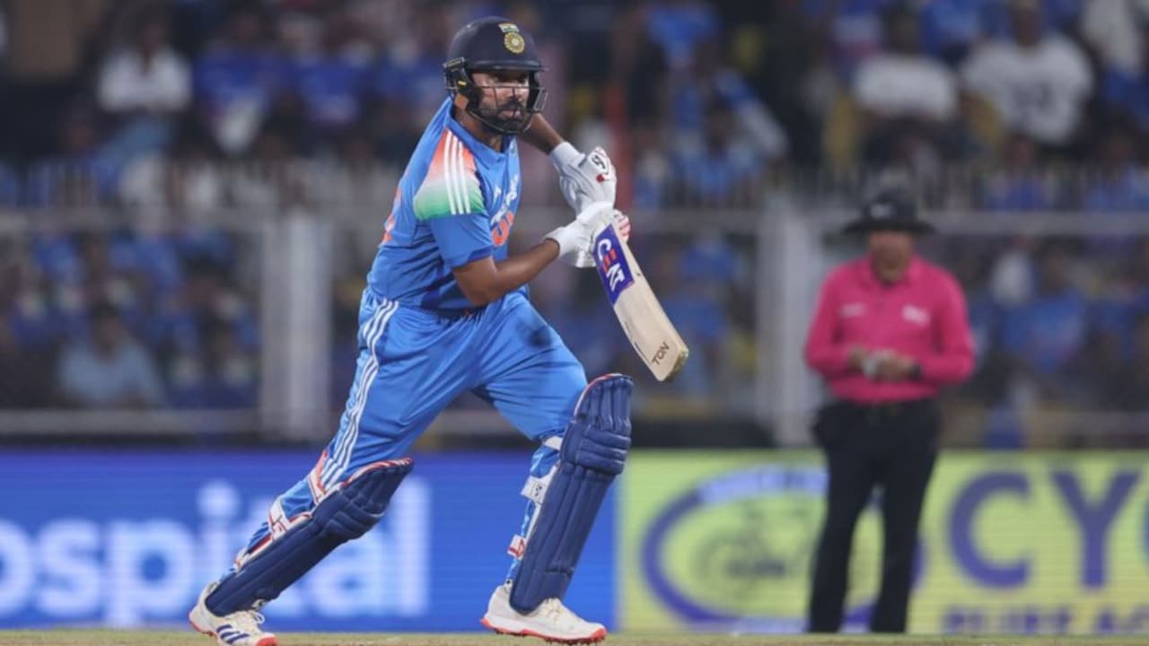IND vs WI, 2nd ODI LIVE Score: हिटमैन का धमाका! रोहित शर्मा ने 32 गेंदों में जड़ा तूफानी अर्धशतक