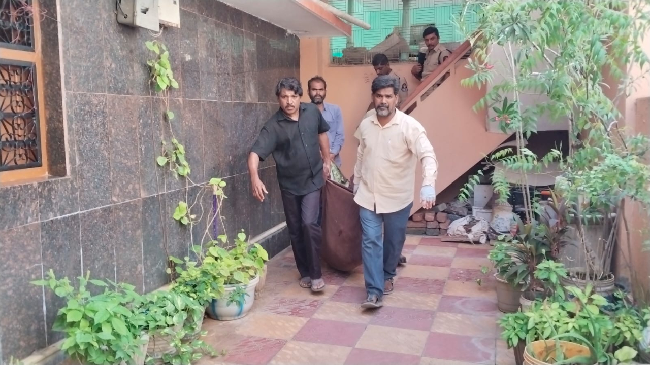 Hyderabad Man Kills Wife With Pestle Over An Argument, Then Surrenders
