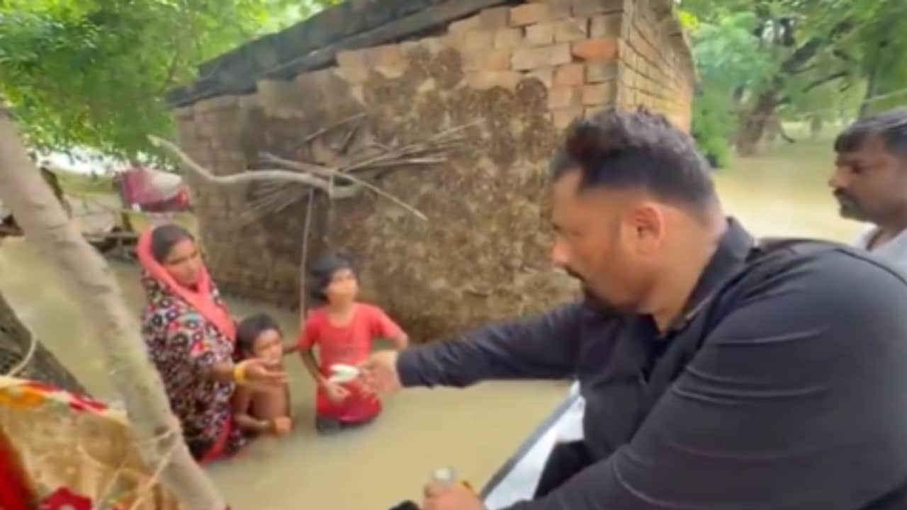 तेजस्वी के क्षेत्र में पप्पू यादव का 'राहत दौरा', ट्रैक्टर चला कर पहुंचे,  बाढ़ पीड़ितों को बांटे पैसे