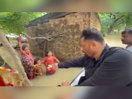 तेजस्वी के क्षेत्र में पप्पू यादव का 'राहत दौरा', ट्रैक्टर चला कर पहुंचे,  बाढ़ पीड़ितों को बांटे पैसे