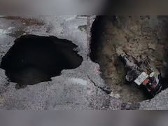 लखनऊ में IT चौराहे के पास धंसी मेन सड़क... 10 फीट नीचे पहुंच गया बाइक सवार, VIDEO