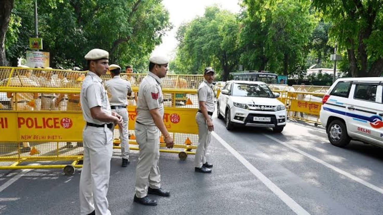 दिल्ली: हेड कांस्टेबल ने पहले पत्नी की हत्या की, फिर खुद लगा ली फांसी; बच्चों के घर लौटने पर खुला राज