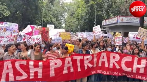 डीयू में पार्कों में एंट्री बैन से भड़कीं छात्राएं, सिस्टम की 'तालाबंदी सोच' के खिलाफ सड़कों पर प्रदर्शन