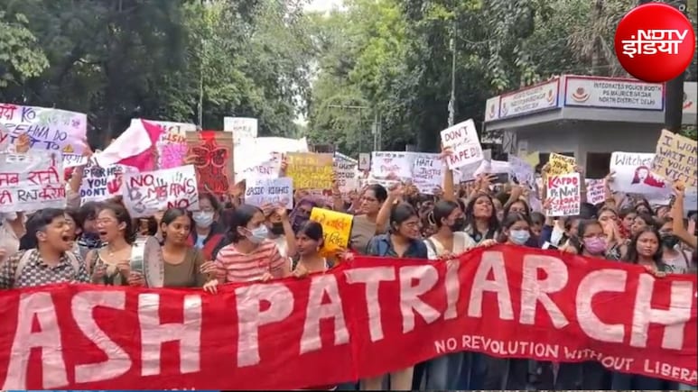 डीयू में पार्कों में एंट्री बैन से भड़कीं छात्राएं, सिस्टम की 'तालाबंदी सोच' के खिलाफ सड़कों पर प्रदर्शन