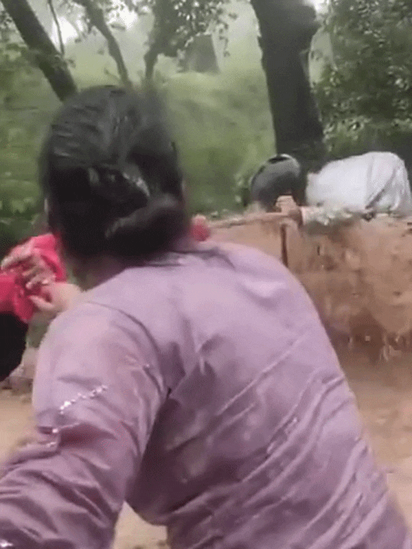चंबा के उफनते नाले में फंसा था बाइक सवार, फरिश्ता बनकर पहुंचा परिवार, इंसानियत की मिसाल भरा वीडियो