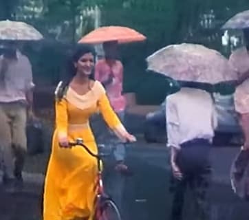 27 साल पुराना सोनाली- अक्षय का रोमांटिक गाना, असली बारिश में हुआ शूट, हरिहरन- साधना सरगम की आवाज में कल्ट, सुनते ही मचल जाता है दिल