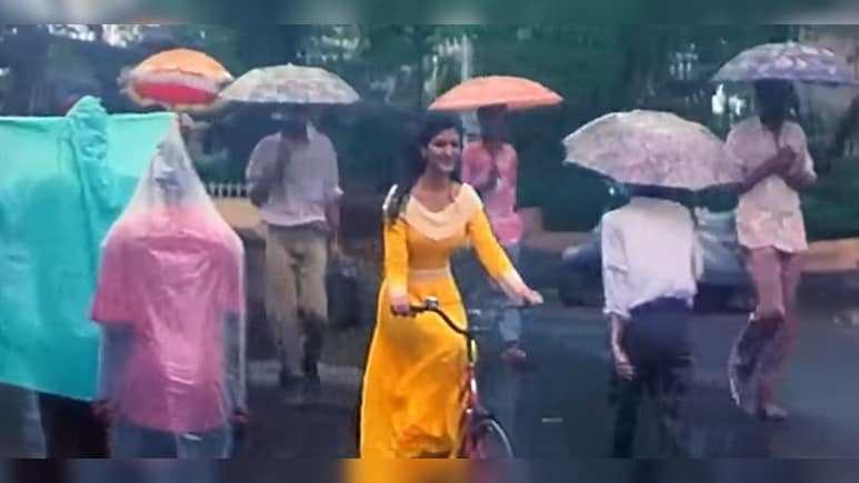 27 साल पुराना सोनाली- अक्षय का रोमांटिक गाना, असली बारिश में हुआ शूट, हरिहरन- साधना सरगम की आवाज में कल्ट, सुनते ही मचल जाता है दिल