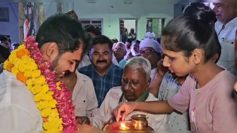 निकाय चुनाव: मुस्&zwj;ल&zwj;िम प्रत्&zwj;याशी मंद&zwj;िरों में लगा रहे धोक, मह&zwj;िलाएं आरती और त&zwj;िलक लगाक कर रहीं स्&zwj;वागत&nbsp;