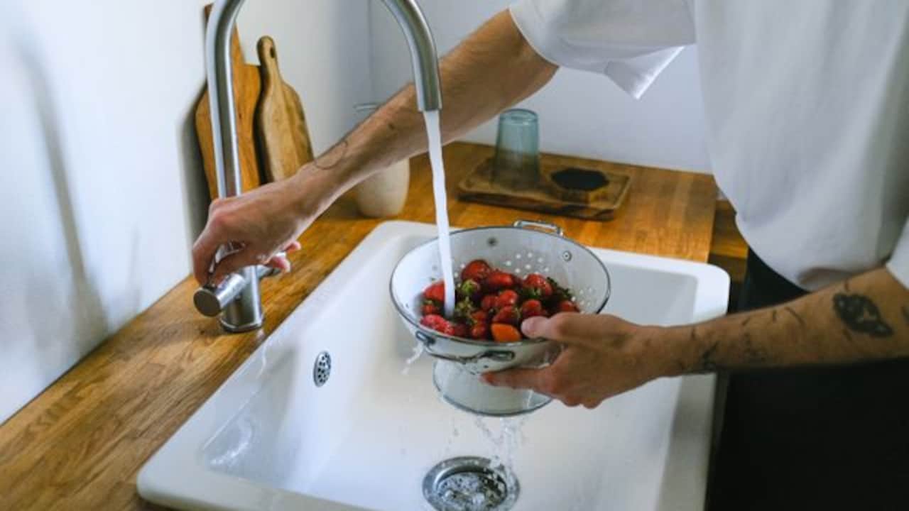 How to prevent food from getting stuck in colanders How to prevent food from getting stuck in colanders