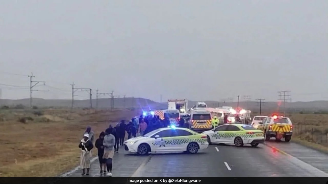 21 Killed, 4 Injured After 3 Vehicles Collide In South Africa