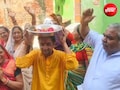 निकाय चुनाव में सिर पर चप्पलों को रख वोट मांग रहा उम्मीदवार, लगा रहा नारे - &lsquo;गली-गली में शोर है'