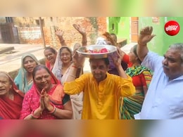 निकाय चुनाव में सिर पर चप्पलों को रख वोट मांग रहा उम्मीदवार, लगा रहा नारे - &lsquo;गली-गली में शोर है'