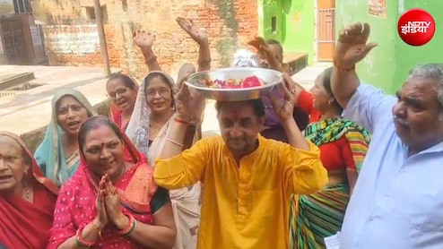 निकाय चुनाव में सिर पर चप्पलों को रख वोट मांग रहा उम्मीदवार, लगा रहा नारे - &lsquo;गली-गली में शोर है'