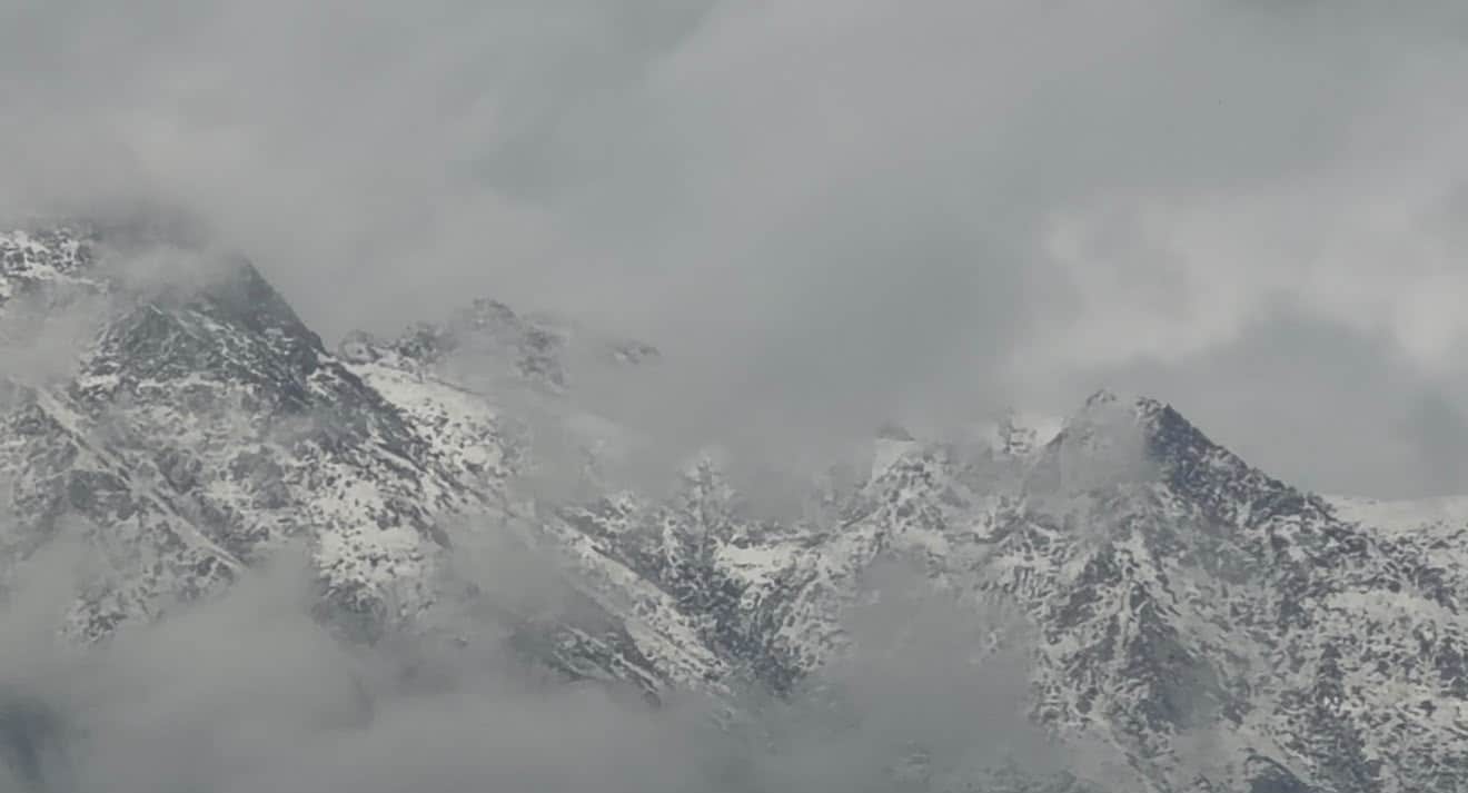 हिमाचल के कई हिस्सों में शूरू हुई बर्फबारी. हिमाचल के कई हिस्सों में शूरू हुई बर्फबारी.