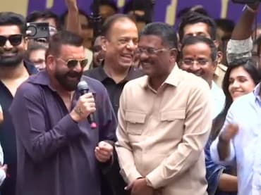 मंत्री प्रताप सरनाईकांसमोरच संजय दत्तने उडवली 'मराठी'ची खिल्ली, दहीहंडी उत्सवात सांगितला जेलमधील 'तो' किस्सा
