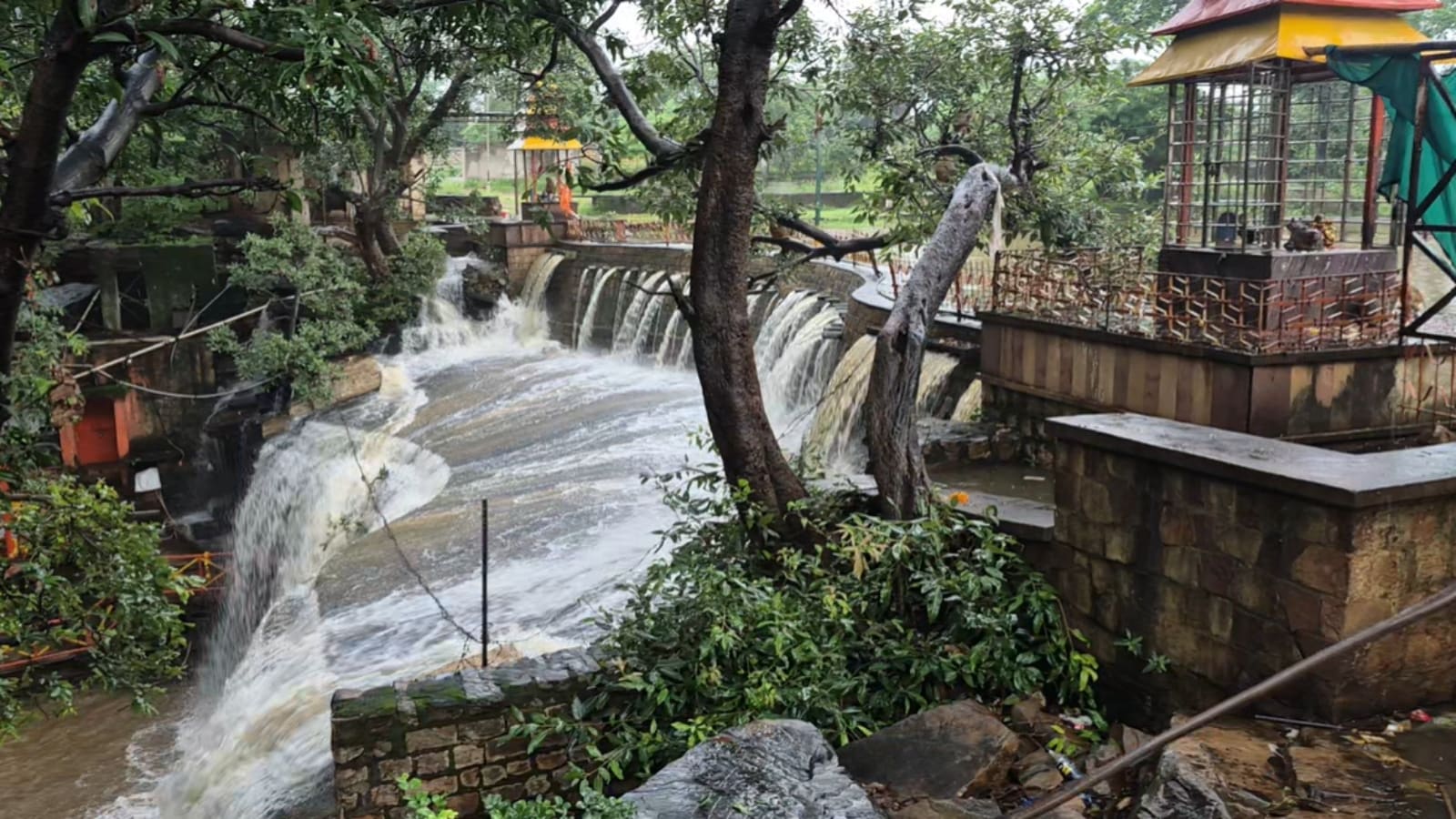 shivpuri bhadaiya kund waterfall couples belief seven births together.